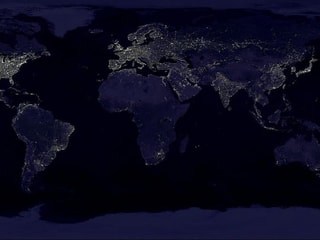 Die komplette Erde in der Nacht aus dem All fotografiert.