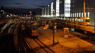 Bahnhof bei Nacht.