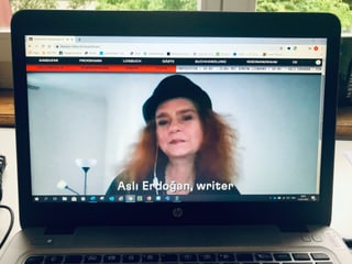 Bildschirmfoto von Aslı Erdoğan Bildschirmfoto von Aslı Erdoğan