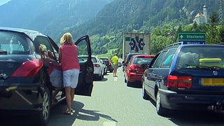 Autos stehen auf der Gotthard-Autobahn unterhalb der Kirche von Wassen.