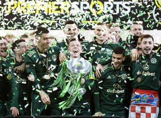Celtic-Captain Callum McGregor stemmt die Trophäe des Liga-Cups.
