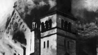 Eine Synagoge brennt in der Reichskristallnacht.
