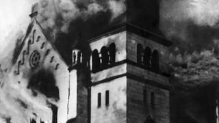 Eine Synagoge brennt in der Reichskristallnacht. Eine Synagoge brennt in der Reichskristallnacht.