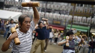 Alte Japaner am Sport machen.
