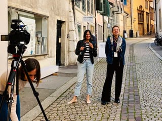 Milena Moser und Annette König stehen nebeneinander Milena Moser und Annette König stehen nebeneinander