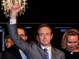 Bart De Wever ballt die Faust.