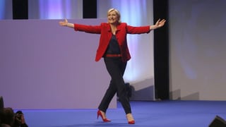 Marine Le Pen bei einem Wahlkampfauftritt auf der Bühne. 