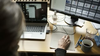 Frau im Homeoffic emit Laptop und Bildschirm Frau im Homeoffic emit Laptop und Bildschirm