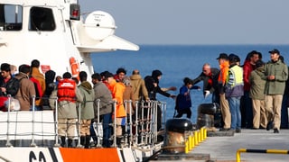 Syrische Flüchtlinge verlassen ihr Boot.