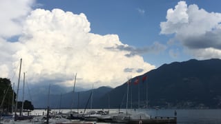 Blick über See, im Hintergrund Gewitterwolke.