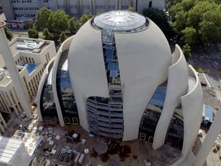 Die Moschee in Köln. Ein weisses Gebäude mit schaltenartigen Wänden. Die Moschee in Köln. Ein weisses Gebäude mit schaltenartigen Wänden.