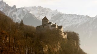 Das Schloss Vaduz mit Schneebergen im Hintergrund.