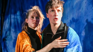 Eine junge Frau und ein junger Mann Eine junge Frau und ein junger Mann