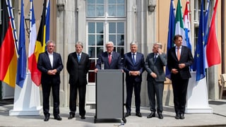 Sechs Aussenminister hinter einem Rednerpult. Sechs Aussenminister hinter einem Rednerpult.