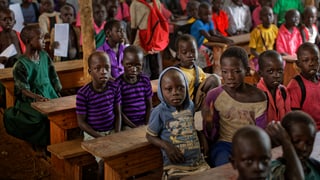 Kinder im Südsudan in Schulbänken