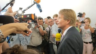Kanzleramtsminister Pofalla wird vor der Befragung durch den Bundestagsausschuss von Medien belagert.