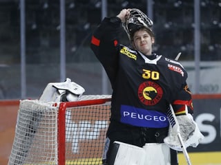 Philip Wüthrich mit aufgesetztem Helm auf dem Eis. Philip Wüthrich mit aufgesetztem Helm auf dem Eis.