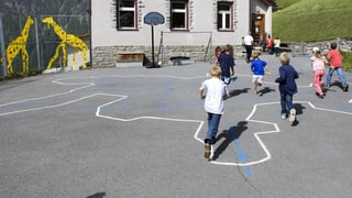 Kinder spielen auf einem Sportplatz