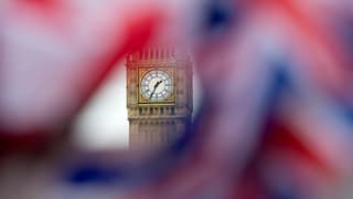 Die Union Flag umgibt die Uhr des Big Ben in London.