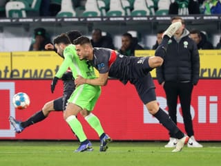 Im Bundesliga-Duell zwischen Wolfsburg und Stuttgart ging es physisch zu und her. Mittendrin: Renato Steffen (l.).