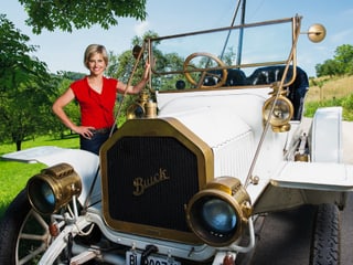 Sabine Dahinden neben einem historischen Buick
