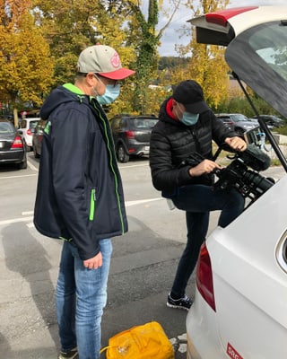 Zwei Kameramänner mit Equipment.