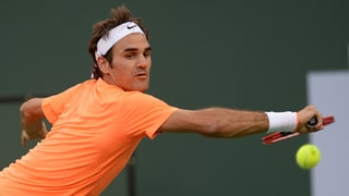 Roger Federer bei einer Rückhand.