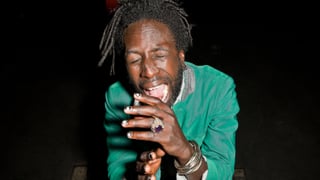 Saul Williams posiert. Er scheint zu schreien.