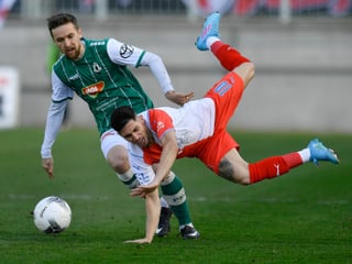 Spektakulärer Sturz des Slavia-Spielers