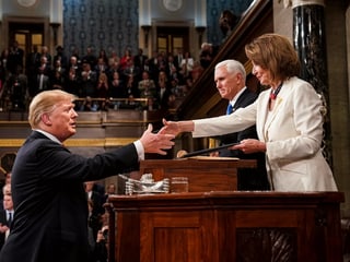 Handschlag zwischen erbitterten Widersachern: Demokratin Nancy Pelosi und Donald Trump.