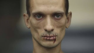 Brutale Aktion: Der Künstler Piotr Pawlenski aus St. Petersburg nähte sich mit einem Faden die Lippen zusammen.