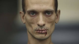 Brutale Aktion: Der Künstler Piotr Pawlenski aus St. Petersburg nähte sich mit einem Faden die Lippen zusammen. Brutale Aktion: Der Künstler Piotr Pawlenski aus St. Petersburg nähte sich mit einem Faden die Lippen zusammen.