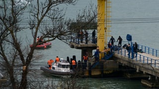 Die Rettungskräfte bergen Trümmerteile und menschliche Überreste aus dem Meer. 