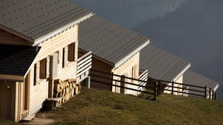 Eine Reihe von Ferienhäuser sind in einen Hang gebaut. Eine Reihe von Ferienhäuser sind in einen Hang gebaut.