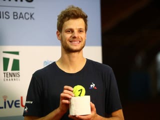 Yannick Hanfmann und sein «Preis». Yannick Hanfmann und sein «Preis».