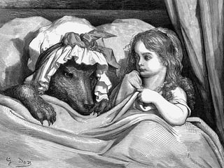 Rottkäppchen liegt neben dem Wolf, verkleidet als Grossmutter, im Bett.