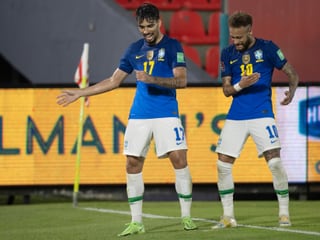 Neymar und Lucas Paqueta führen auf dem Rasen ein Tänzchen auf.