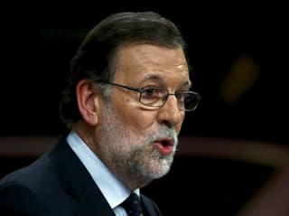 Der spanische Ministerpräsident im Anzug, den Finger erhoben und am sprechen