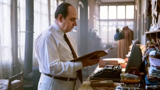 Pablo Neruda gespielt von Luis Gnecco. Pablo Neruda gespielt von Luis Gnecco.