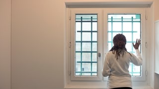 Frau am Gefängnisfenster