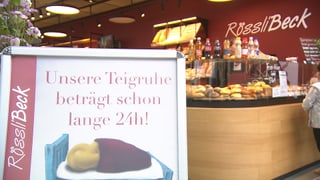 Tafel an Bäckerei mit Hinweis, dass die Teigruhe 24 Stunden beträgt. Tafel an Bäckerei mit Hinweis, dass die Teigruhe 24 Stunden beträgt.