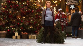 Bridget Jones schleppt schwanger eine Weihnachtstanne.