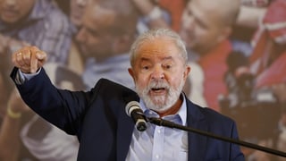 Lula da Silva an einem Mikrofon stehend und gestikulierend