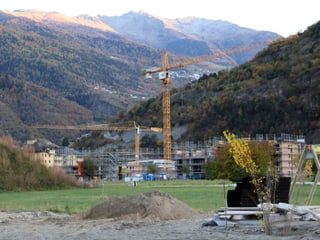 Baustelle, Bergpanorama im Hintergrund.
