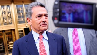 Zwei Mal Gupta, davon ein Mal im Bildschirm einer Videokamera.