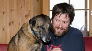 Matthias Schlatter und Hündin Chiabba nach getaner Arbeit in der Berghütte Matthias Schlatter und Hündin Chiabba nach getaner Arbeit in der Berghütte