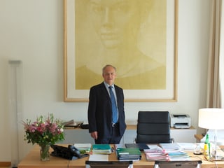 Wirtschaftsminister Johann Schneider-Ammann in seinem Arbeitszimmer im Bundeshaus. 