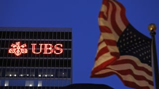 US-Flagge vor der UBS in New York