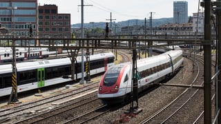 Ein Zug verlässt den Bahnhof St. Gallen.