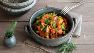 Eine Schüssel mit einem Gemüsegericht Eine Schüssel mit einem Gemüsegericht